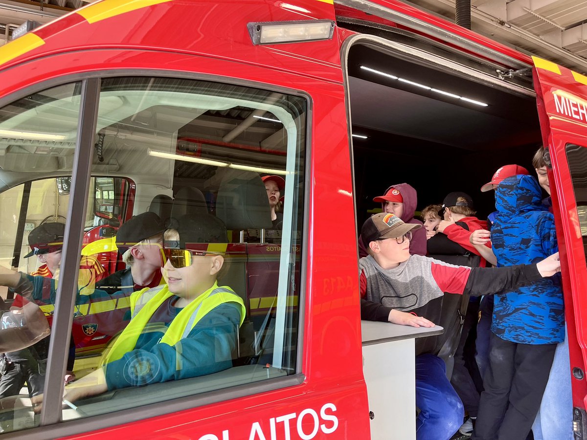 Eilen oli pojan ⚽️ joukkueilta. Lopuksi oltiin piilosta paloasemalla. Lonkkani on edelleen tuskainen, mutta ei haittaa yhtään. Voitin! Kukaan ei löytänyt minua ja joutuivat kutsumaan esiin. Kökötin 10 min sykkyrällä paloauton jalkatilassa suojaliivin alla.