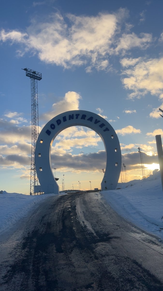 Midnattstrav i Boden. Vi har dragen som håller dig vaken hela kvällen ☕️ The Locomotive är vårt drag i Norrbottens Stora - tuta och kör, Uffe! 🚂🇦🇺 
Förfesten drar igång kl 18:30 med V4 där vi bl.a. tror på Dry Martini Grue. V4-tips för endast 29 kr på travtjansten.se 🥳