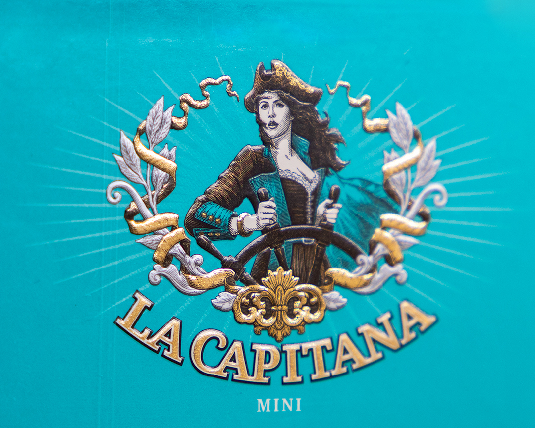 ⚓️ Die La Capitana Cigarillos stehen für eine furchtlose Kapitänin, die ihr Schiff sicher durch alle Meere steuert - Mini- und Club-Formate. 🌊☕️🔥 
👉 Jetzt kaufen 👉 t1p.de/jjtnq
#PaulBuggeCigars #ZigarrenShop #PaulBuggeStore #LaCapitana #Cigarillos #ShortSmoke