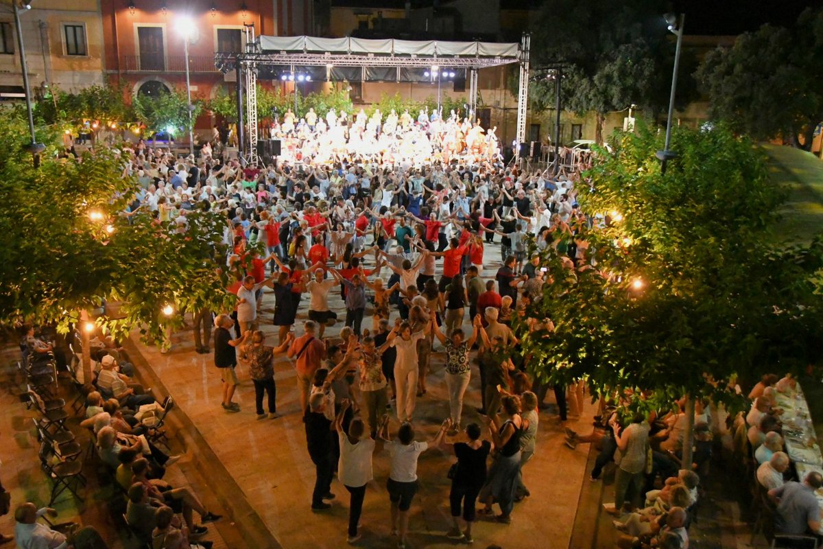 DiputacioGirona's tweet image. 🎶Participem a la XLIX edició de la Nit dels Músics de #Cassà, amb un centenar de músics.
🙌 Durant l'acte, s'ha fet entrega del nou premi "El Sereno" a Quim Massa, per la seva trajectòria en el món sardanista. 
✅ El vicepresident 1r de la #DdGi, Pau Presas, ha participat en els