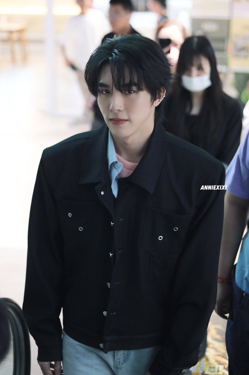 look at the colors in his outfit 😭

🖤 - boom 
🩵 - auralis
🩷 - smart

gonna cry atp.... 😭😭😭😭😭😭

#ANIMATExSMARTBOOM
—SmartBoom Animate Photobook