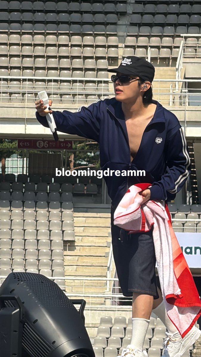 bloomingdreamm's tweet photo. JHOPE SOUNDCHECK DAY 2
CHEST OUT 😭😭😭 #hopeonthestagefinal https://t.co/kHmz2n6I96