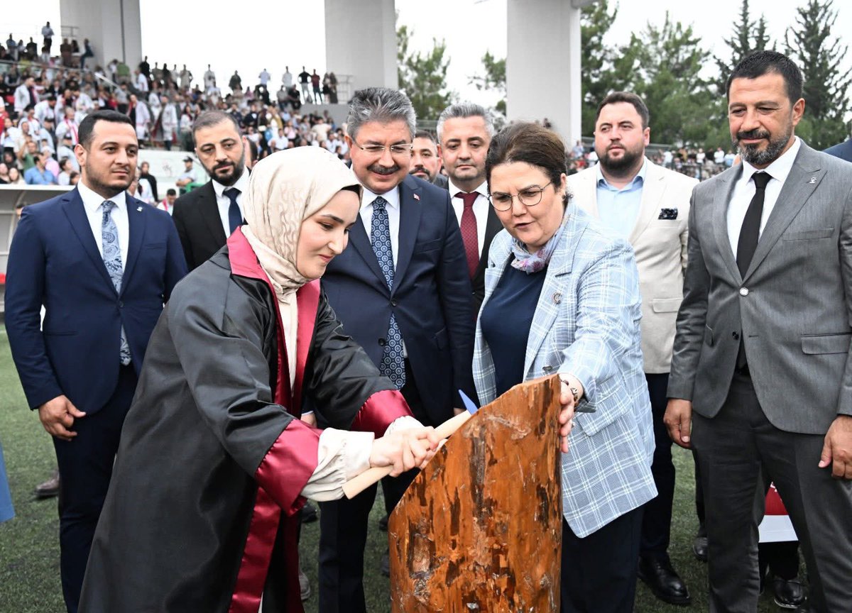 Valimiz Dr. Erdinç Yılmaz, Osmaniye Korkut Ata Üniversitesi öğrencilerinin mezuniyet coşkusuna ortak oldu. Mezun olan öğrencileri tebrik eden Vali Yılmaz, gençlere başarılı bir gelecek diledi.

#osmaniye