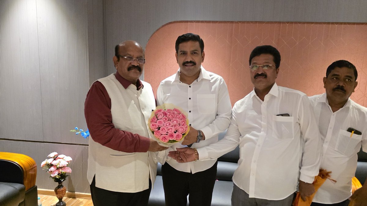 Dr. Umesh G Jadhav (@umeshjadhav_bjp) on Twitter photo ಶ್ರೀ <a href="/narendramodi/">Narendra Modi</a> ರವರ ನೇತೃತ್ವದ ಕೇಂದ್ರ ಸರ್ಕಾರದ 11 ವರ್ಷಗಳ ವಿಕಸಿತ ಭಾರತದ ಸಾಧನೆ ಕುರಿತು ಪತ್ರಿಕಾಗೋಷ್ಠಿ ನಡೆಸಲು ಹಾಗೂ ವಿವಿಧ ಕಾರ್ಯಕ್ರಮಗಳಲ್ಲಿ ಭಾಗವಹಿಸಲು ಕೇಂದ್ರ ಸಚಿವರಾದ ಶ್ರೀ <a href="/JoshiPralhad/">Pralhad Joshi</a> ರವರು ಹಾಗೂ <a href="/BJP4Karnataka/">BJP Karnataka</a> ರಜ್ಯಾಧ್ಯಕ್ಷರಾದ ಶ್ರೀ <a href="/BYVijayendra/">Vijayendra Yediyurappa</a> ರವರಿಗೆ ಪಕ್ಷದ ಮುಖಂಡರೊಂದಿಗೆ ಸ್ವಾಗತಿಸಲಾಯಿತು. ಶ್ರೀ <a href="/narendramodi/">Narendra Modi</a> ರವರ ನೇತೃತ್ವದ ಕೇಂದ್ರ ಸರ್ಕಾರದ 11 ವರ್ಷಗಳ ವಿಕಸಿತ ಭಾರತದ ಸಾಧನೆ ಕುರಿತು ಪತ್ರಿಕಾಗೋಷ್ಠಿ ನಡೆಸಲು ಹಾಗೂ ವಿವಿಧ ಕಾರ್ಯಕ್ರಮಗಳಲ್ಲಿ ಭಾಗವಹಿಸಲು ಕೇಂದ್ರ ಸಚಿವರಾದ ಶ್ರೀ <a href="/JoshiPralhad/">Pralhad Joshi</a> ರವರು ಹಾಗೂ <a href="/BJP4Karnataka/">BJP Karnataka</a> ರಜ್ಯಾಧ್ಯಕ್ಷರಾದ ಶ್ರೀ <a href="/BYVijayendra/">Vijayendra Yediyurappa</a> ರವರಿಗೆ ಪಕ್ಷದ ಮುಖಂಡರೊಂದಿಗೆ ಸ್ವಾಗತಿಸಲಾಯಿತು.