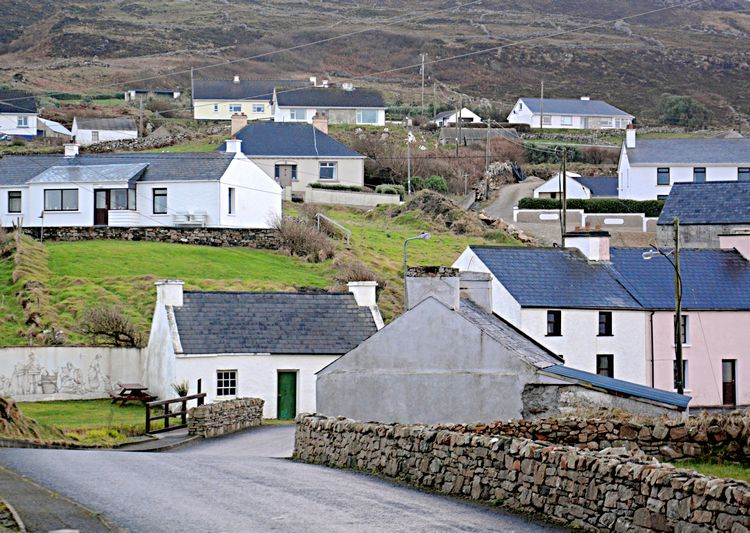 welovedonegal's tweet photo. Today's #WhereInDonegal from
#WeLoveDonegal 💚💛
coming up in 50 mins (9am) so still time to have a guess at yesterday's.
Where in #Donegal is this?
CLUE: CLUE: A village in the #Rosses with a sandy beach, a tower, an old kelp factory, famine walls, & #Arranmore on horizon https://t.co/p5O1UlEt7u