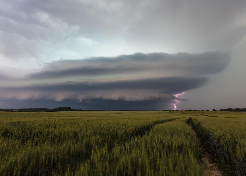 Beeld van een van de meest indrukwekkende supercells die ik heb gezien in mijn leven. Gisteravond in de buurt van Rouen, Frankrijk #fotografie #supercell #stormchase #orages 🌩📷