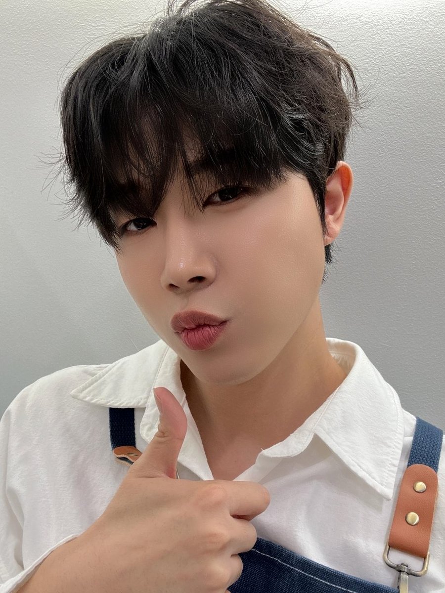 K_DH_OFFICIAL's tweet photo. 오늘 카페 알바 처음이라 어색했지만 재밌었다😚

#동현 #DONGHYUN #The_Rise #STAR https://t.co/BpXPdWwVka