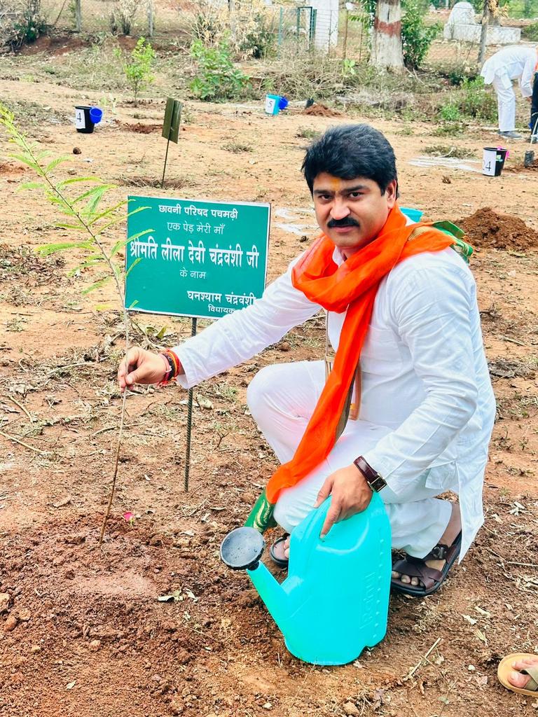 Ghanshyambjp169's tweet image. अटल वाटिका पचमढ़ी में एक विशेष पहल!

सांसद एवं विधायक प्रशिक्षण वर्ग के दौरान अटल वाटिका पचमढ़ी में एक पेड़ माँ के नाम (श्रीमती लीला देवी चंद्रवंशी जी) के नाम रोपित किया गया। यह पहल पर्यावरण संरक्षण का प्रतीक है।

पेड़ हमारे पर्यावरण के लिए अत्यंत महत्वपूर्ण हैं और हमें इन्हें…