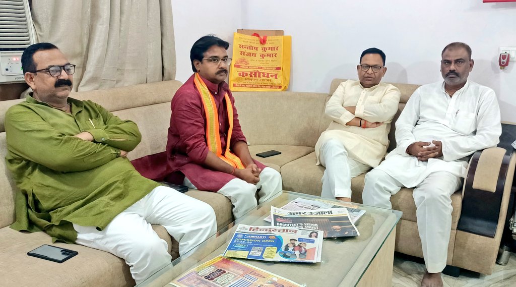 भारतीय जनता पार्टी के जिला कोषाध्यक्ष श्री शत्रुघ्न कसौधन जी के बड़े भाई श्री भारतलाल कसौधन जी के आकस्मिक निधन की सूचना पर गोला स्थित उनके आवास पर पहुँचकर शोक संवेदना व्यक्त किया।
"ईश्वर दिवंगत आत्मा को अपने श्रीचरणों में स्थान दें!"