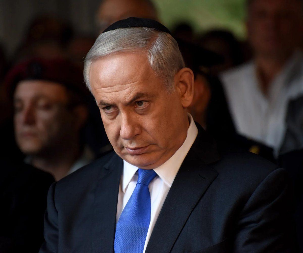 Iran vs israel देखिए युद्ध के मैदान में कौन किस पहलू में मजबूत है:

◾️मानव संसाधन (Manpower)
ईरान: 11.8 लाख कुल | 6.1 लाख सक्रिय | 3.5 लाख रिज़र्व
इज़राइल: 6.7 लाख कुल | 1.7 लाख सक्रिय | 4.65 लाख रिज़र्व

◾️अर्धसैनिक बल (Paramilitary)
ईरान: 2.2 लाख
इज़राइल: 35,000

◾️वायुसेना