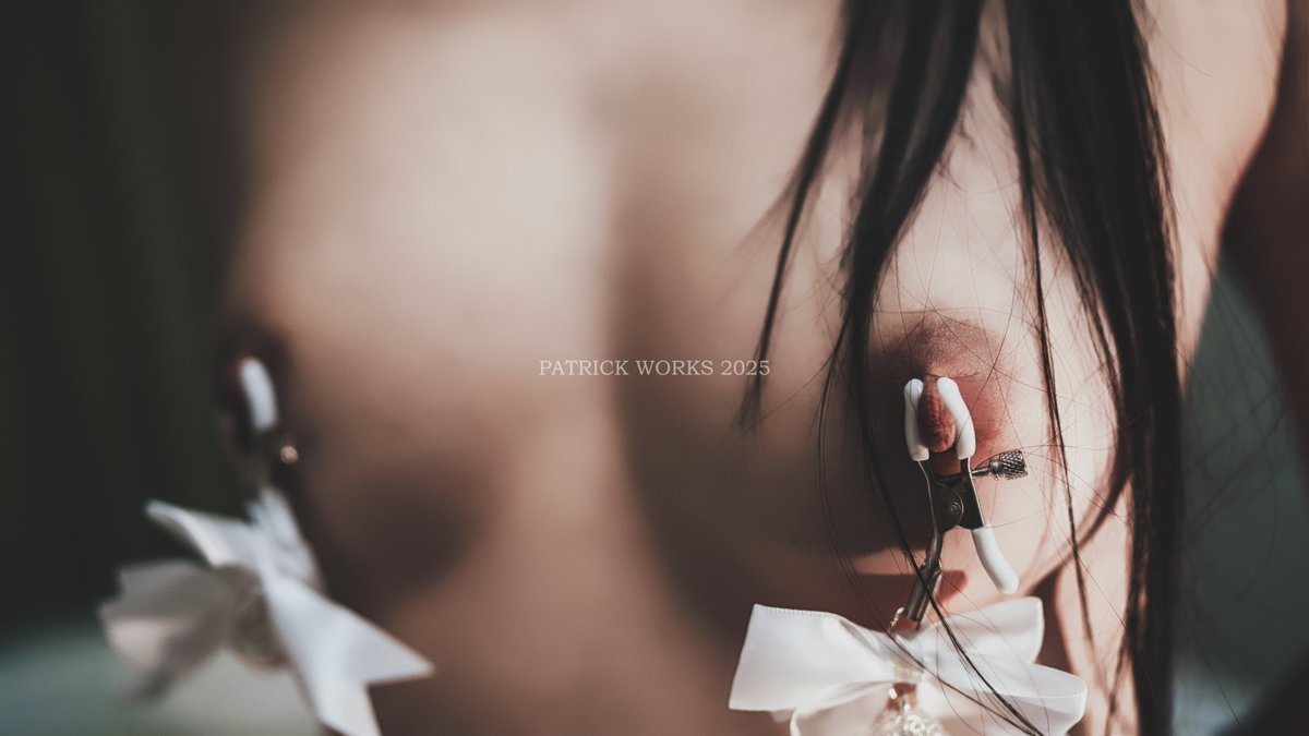 「私房记录」
此时的房间里面
她早就期待着我的到来，或许也在害怕
似乎有一些颤抖，“你趴好，我会把这个东西塞进去”
“嗯~”轻声的，似乎她根本不敢在我面前大声的说话
快门是无情和冰冷的
但这一切是那么的美妙动听
眼前的画面，是多么的美丽动人
Model：@yuqq1159859
Phx：@cyber23patrick
#肛塞 #调教 #约拍 #私房 #胴体 #成都摄影  #母狗
#sm #摄影艺术 
感谢转发：
@Fengsiyuan
@tbzt2024
@wqganenshi_
@007share
