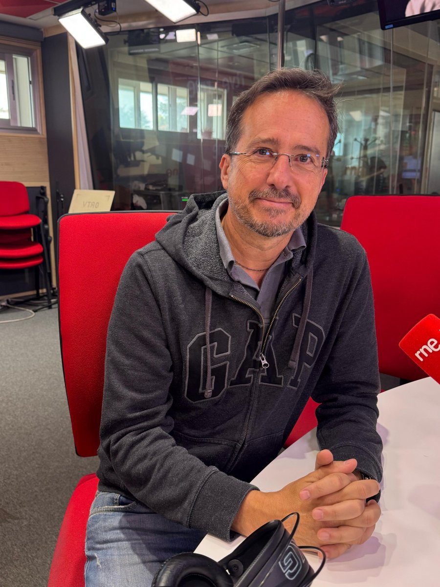 No es un día cualquiera | RNE (@neudc_rne) on Twitter photo Con <a href="/conderuiz/">J.I. Conde-Ruiz 🇺🇦</a> , catedrático de Economía de la @unicomplutenese , analizamos la memoria socioeconómica y laboral de España del año 2024, que el Consejo Económico y Social, el CES, por mandato constitucional tiene que elaborar cada año. Con <a href="/conderuiz/">J.I. Conde-Ruiz 🇺🇦</a> , catedrático de Economía de la @unicomplutenese , analizamos la memoria socioeconómica y laboral de España del año 2024, que el Consejo Económico y Social, el CES, por mandato constitucional tiene que elaborar cada año.