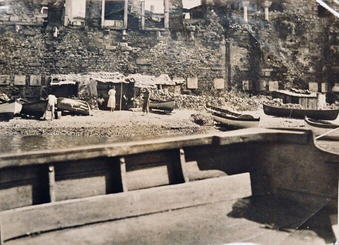 Deniz doldurulmadan evvel Bukoleon Sarayının önünde kayıkçılar.