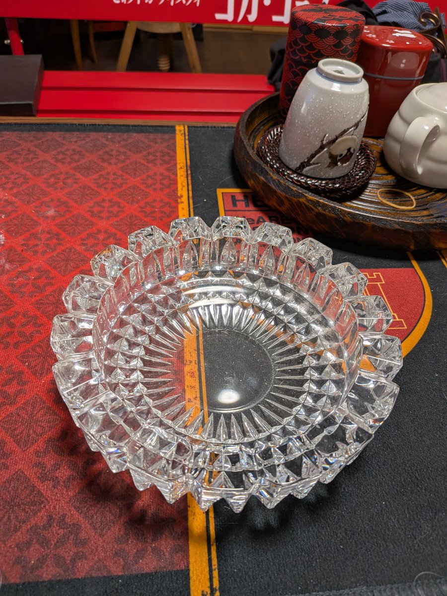 通りがかりの雑貨屋で、 Vシネマで小沢仁志がヤクザを殴る時の灰皿が