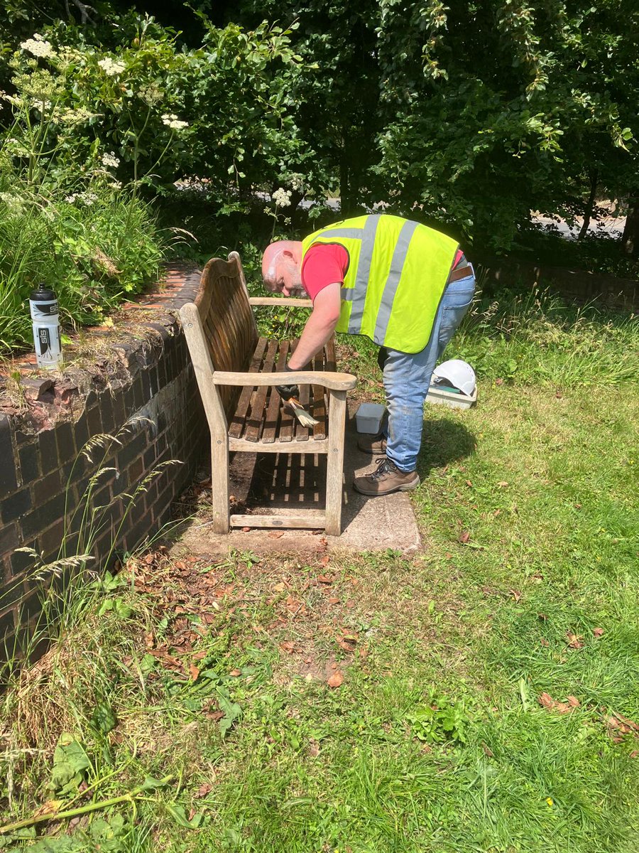 Another great day with #TeamJLR 🙌

Scaffold fence built, benches painted &amp; oiled, footbridge steps repaired, and canal cleared - then they topped it off with a team-build at the pub! 🍻👏

Thanks <a href="/JLR_News/">JLR</a> Solihull!
