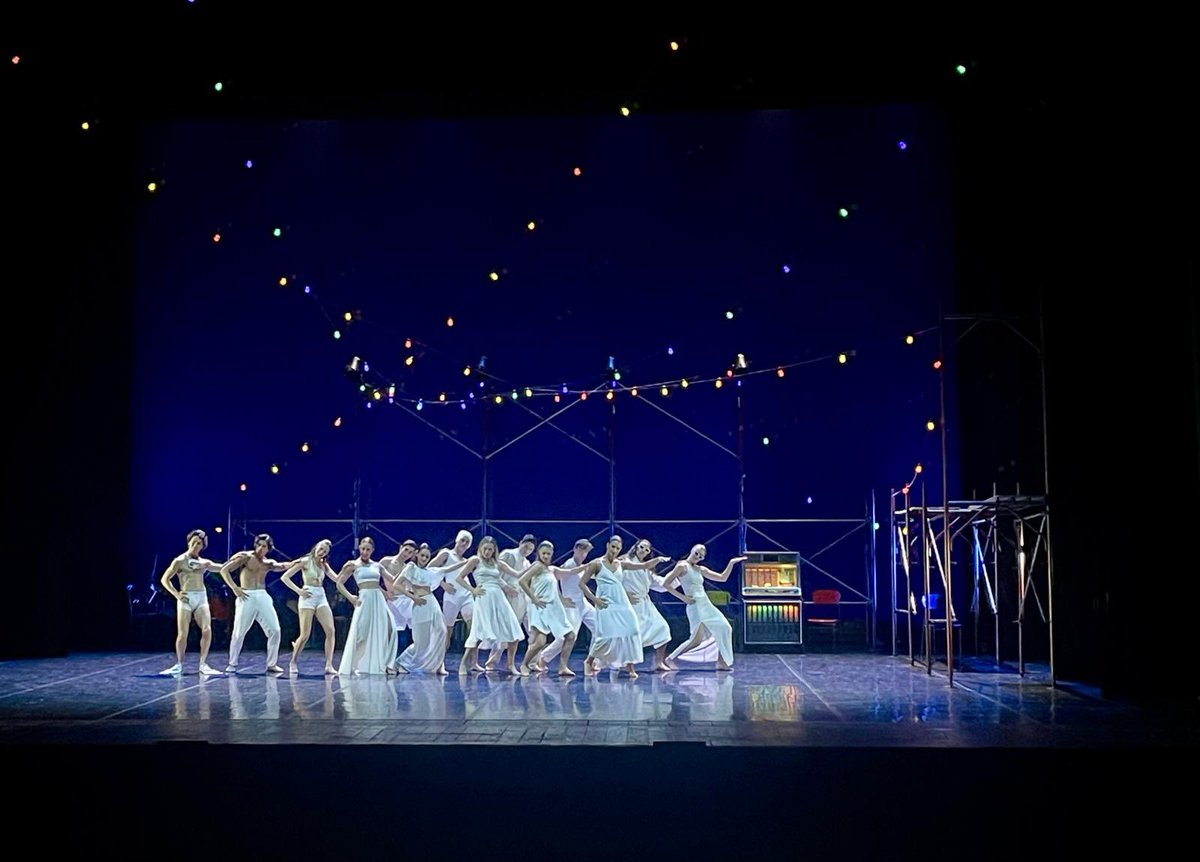 A quattro anni dalla scomparsa del coreografo russo-belga #MichavanHoecke, <a href="/ravennafestival/">Ravenna Festival</a> lo omaggia con la ripresa, in prima nazionale, “La dernière danse?” uno dei primi spettacoli creati per il suo Ensemble. Questa sera ore 21