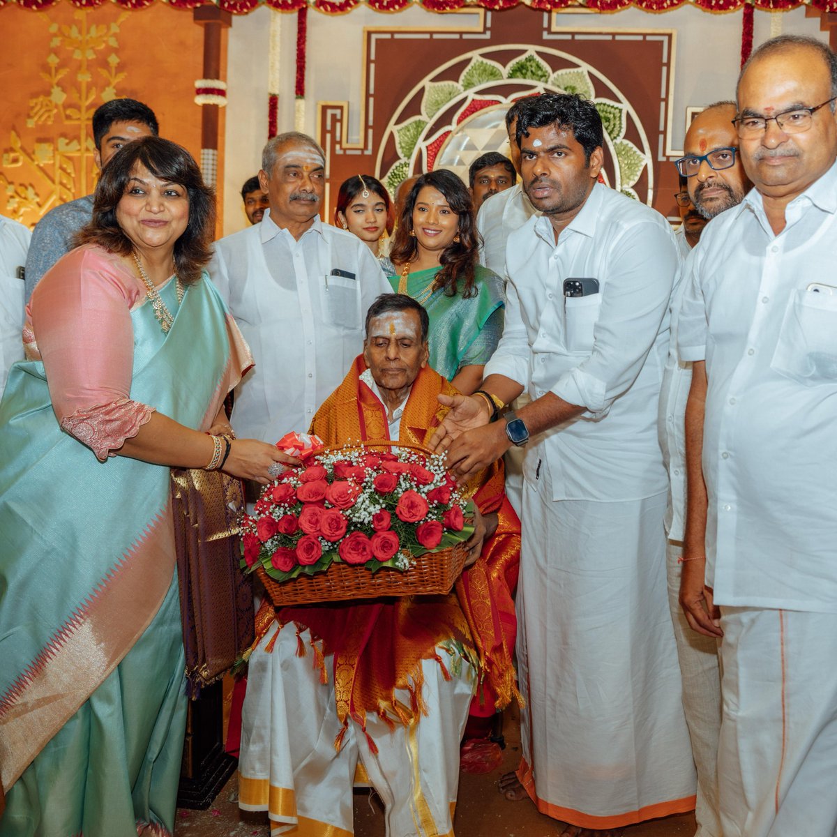 பார்க் கல்வி நிறுவனங்களின் நிறுவனரும், தலைவருமான, ஐயா சிவமிகு டாக்டர் P.V. ரவி அவர்களின் எண்பதாவது அகவை நிறைவு விழா, அருள்மிகு பேரூராதீன குருமகாசந்நிதானம் திருப்பெருந்திரு சாந்தலிங்க மருதாசல அடிகளார் அவர்கள் தலைமையில் இன்று நடைபெற்றது. விழாவில், கலந்து கொண்டு ஐயா அவர்களிடம் ஆசி