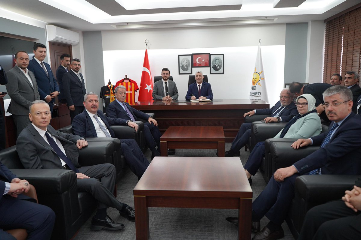 Genel Başkan Vekilimiz Mustafa Elitaş ve Ticaret Bakanımız Ömer Bolat; İl Başkanlığımızı, Kocasinan ve Melikgazi İlçe Başkanlıklarımızı, İl Kadın Kollarımızı ve İl Gençlik Kollarımızı ziyaret ettiler.

Şehrimize göstermiş oldukları yakın ilgi ve destekleri için kıymetli