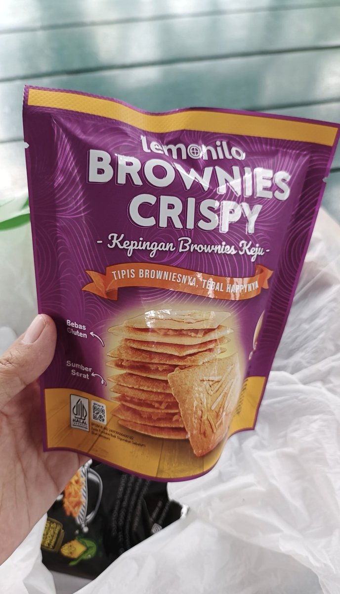 hobbydrama's tweet photo. Baru pertama x nyoba, beli harga 12k
Menurut ku, rasanya B aja malah hampir mirip kayak kue lidah kucing. 
Kejunya malah gak berasa, dibuka agak lama dikit langsung mlempem 🤭 https://t.co/pSF0joRyM5