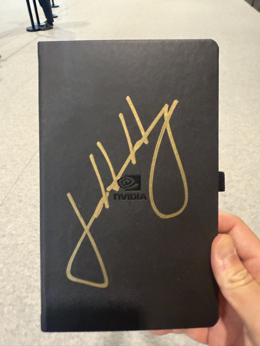 Masahiro039's tweet image. NVIDIA GTC Parisの会場でNvidia Jensen Huang CEO に偶然遭遇し、写真撮と直前にたまたま買ったNVIDIAノートブックにサインももらった。 NVIDIAの業績だけでなく、CEOのサービス精神凄い。 心を掴まれ、一生一緒にNVIDIAと思いました。

#VivaTech
#NVIDIA 
#一生一緒にエヌビディア