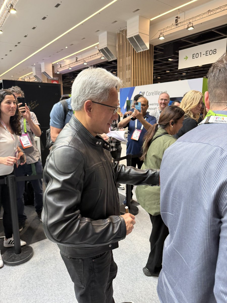 Masahiro039's tweet image. NVIDIA GTC Parisの会場でNvidia Jensen Huang CEO に偶然遭遇し、写真撮と直前にたまたま買ったNVIDIAノートブックにサインももらった。 NVIDIAの業績だけでなく、CEOのサービス精神凄い。 心を掴まれ、一生一緒にNVIDIAと思いました。

#VivaTech
#NVIDIA 
#一生一緒にエヌビディア