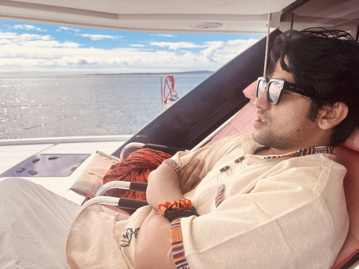 SanjivGupta_'s tweet image. 🌟 SHOCKER: If celebs can splurge millions on yachts &amp;amp; luxury, why crucify sadhus for the same? 🚤💎 This Baba isn’t spreading hate or fake vibes—just peace &amp;amp; wisdom! 🕉️ Let’s rethink who we judge! 👀 #HypocrisyCheck #SadhuStyle