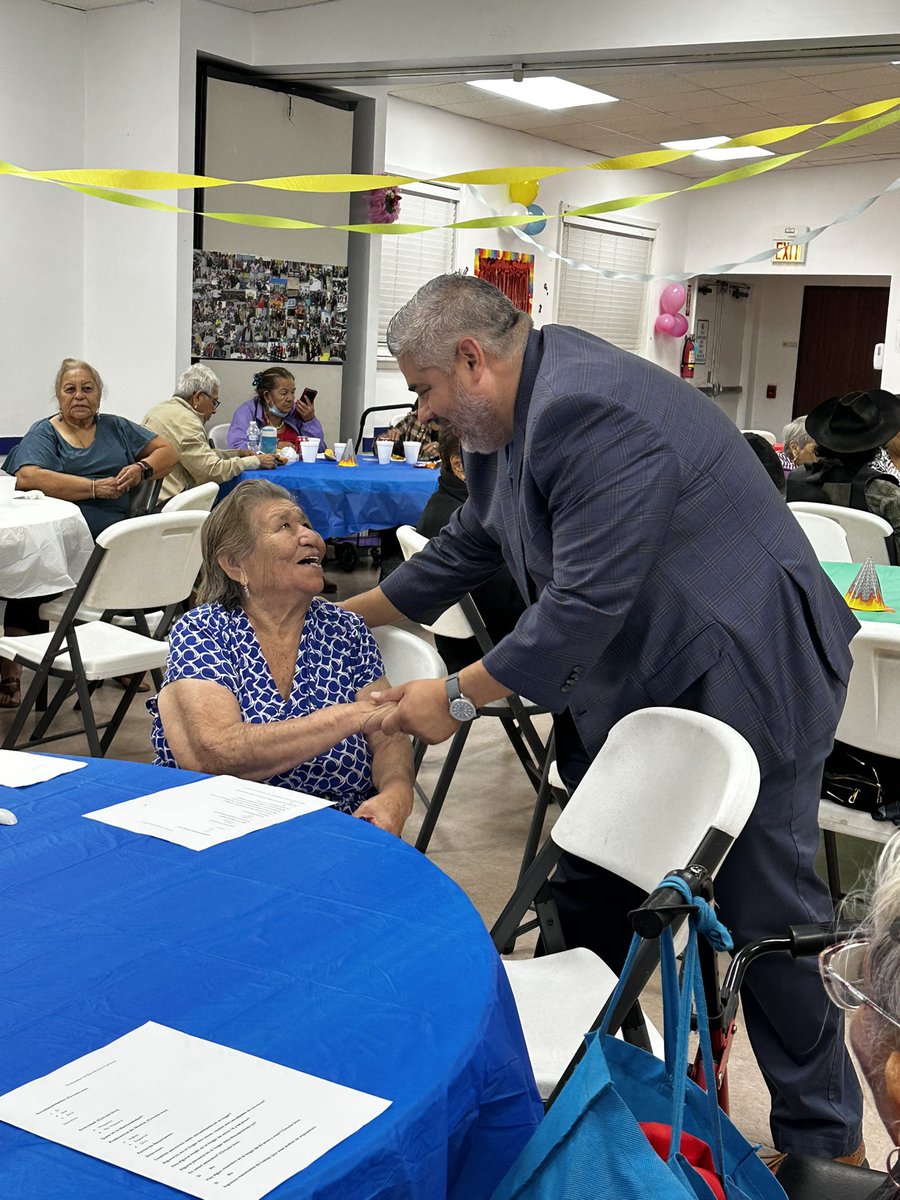 JudgeTrevinoIII's tweet image. Always ❤️ visiting our Pct 6 seniors. We took them treats & got to catch up, it was so much fun. Yesterday we stopped by Northside, Denver Harbor, & Fifth Ward community centers. Happy Father’s Day to all & have an amazing weekend. #JP61 #ThePeoplesJudge #ThePeoplesCourt👨🏽⚖️❤️⚖️