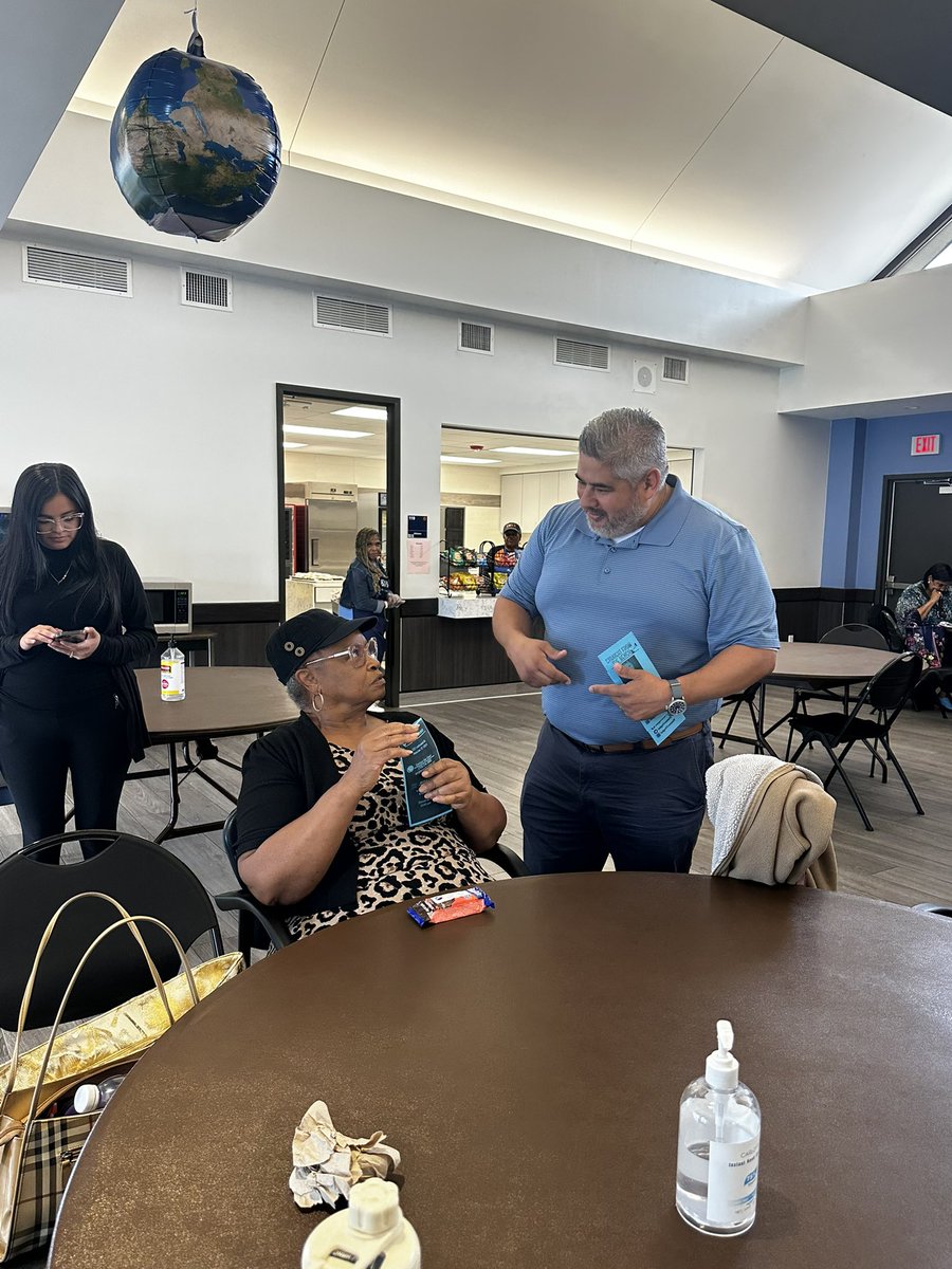 JudgeTrevinoIII's tweet image. Always ❤️ visiting our Pct 6 seniors. We took them treats & got to catch up, it was so much fun. Yesterday we stopped by Northside, Denver Harbor, & Fifth Ward community centers. Happy Father’s Day to all & have an amazing weekend. #JP61 #ThePeoplesJudge #ThePeoplesCourt👨🏽⚖️❤️⚖️