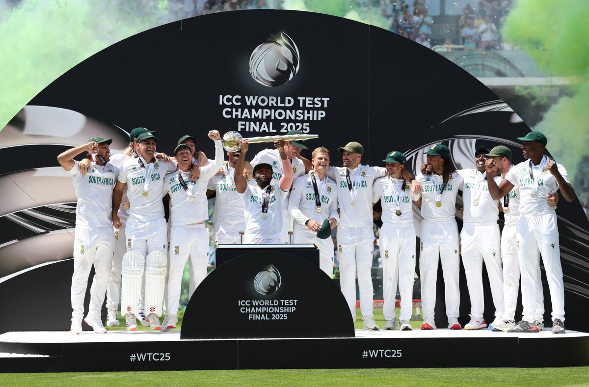 mauliwrites's tweet image. स्वप्नवत आणि सुखदायक ❤️

33 वर्षांच्या प्रतिक्षेला यशाची किनार.... 
#WtcFinal2025