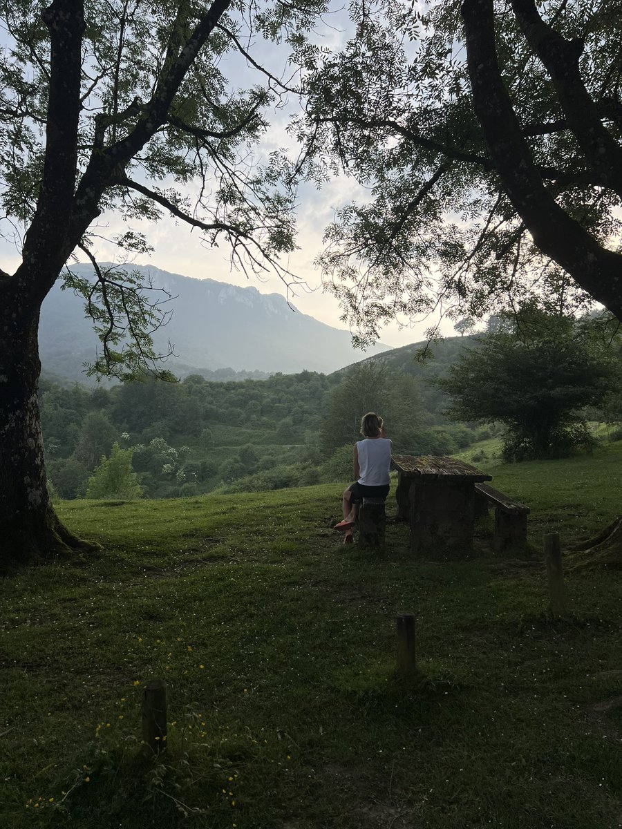 Beunde. EHko txokorik ederrena niretzat. Beti baloratu izan dut osasuna, baina orain, are gehiago. Lagunak @traveseran <a href="/camille/">Camille</a> n. Bihar <a href="/muguruzafm/">Fermin Muguruza</a> . Halakorik ez niretzat. Liburua esku artean, pagoei, zaldiei eta zuri begira, Aizkorri. Laster naiz berriro zugan 🥲⛰️