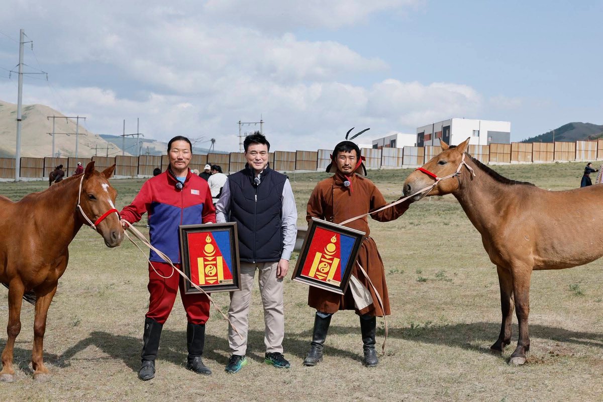 Монгол Төрийн наадмын нээлтэд  8 жил дараалан оролцож, уламжлалт  морьт харваа, намнааг дэлхийд гайхуулж явсан 18 хурдан хүлгээ алдсан уй гашууг хуваалцаж, Шадар сайд С. Амарсайхан халиун, хүрэн халзан зүсмийн хурдан удмын хоёр морь бэлэглэлээ.