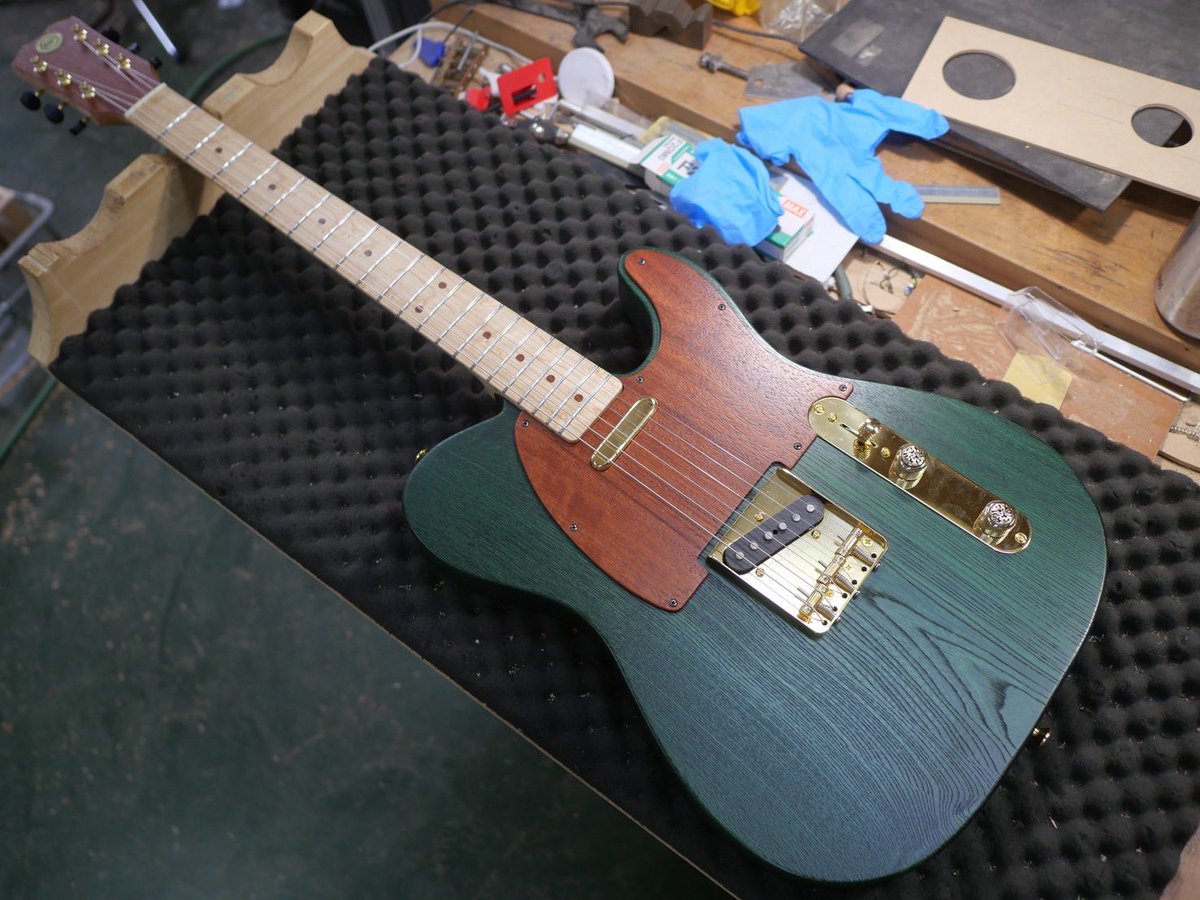 harumaki_gohan's tweet image. じんさんの実家のテーブルからオーダーメイドギターを作るという最高の企画に呼んでいただきました
30年食卓だった時間よりも長く使ってゆけるよう、大切に弾きます……