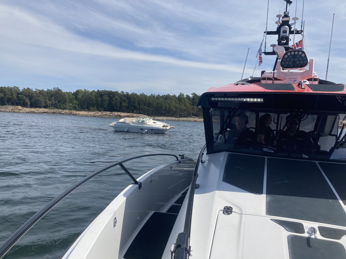 NSSR's tweet image. #nssr #redningsselskapet #rs166 havarist trukket trygt av grunn og løftes opp for en liten sjekk. Oppdrag avsluttet