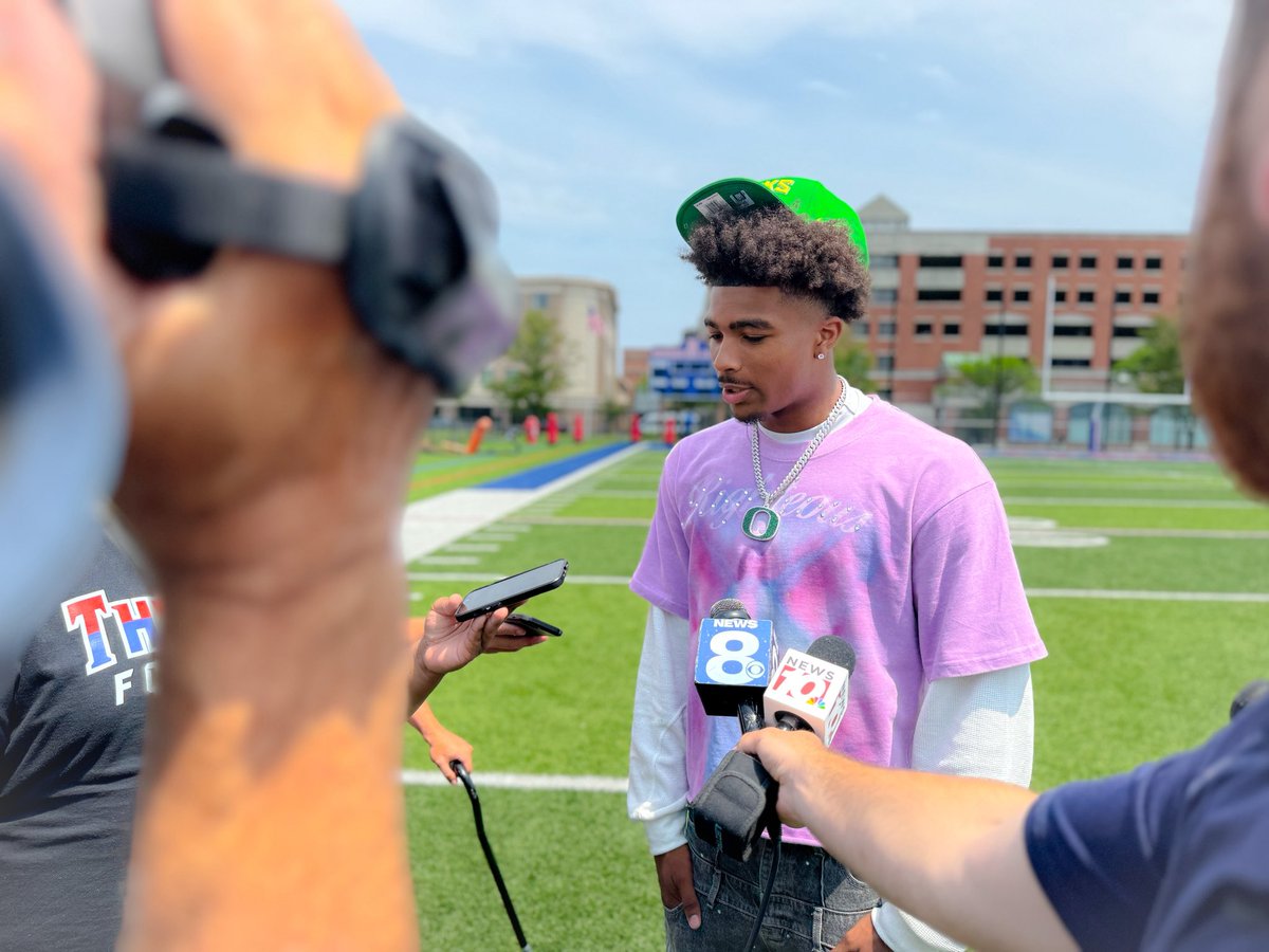 jacobscott101's tweet image. Witnessing @messiah_O8 , a junior from @CityRochesterNY who attends @RCSDMonroe, sign his D1 Letter of Intent was powerful.
Before the pen touched paper, he led with prayer—giving thanks & seeking guidance from Jesus Christ. 🙏🏾
21 TDs. All-Greater Rochester. Offers from Oregon,…