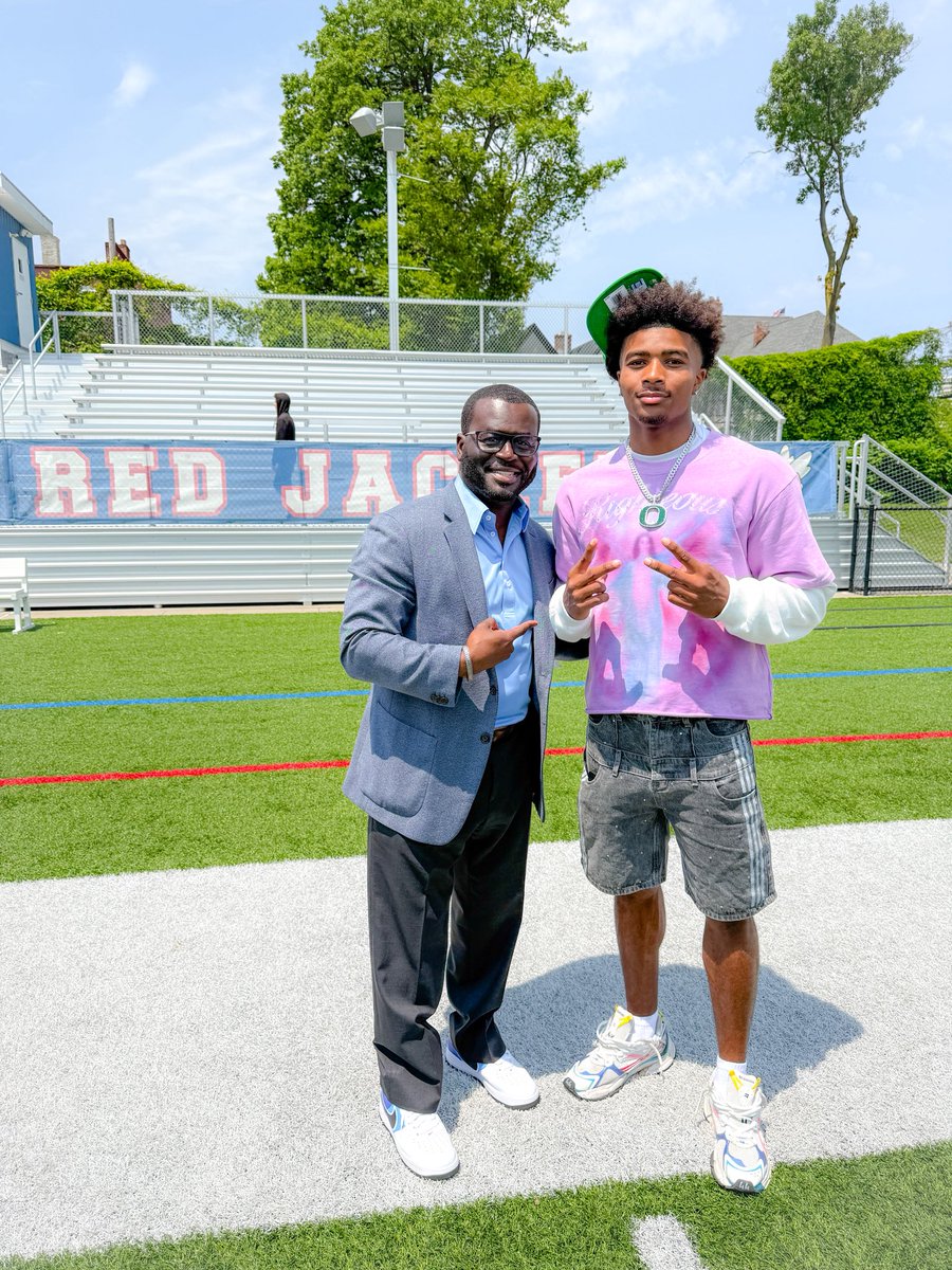 jacobscott101's tweet image. Witnessing @messiah_O8 , a junior from @CityRochesterNY who attends @RCSDMonroe, sign his D1 Letter of Intent was powerful.
Before the pen touched paper, he led with prayer—giving thanks & seeking guidance from Jesus Christ. 🙏🏾
21 TDs. All-Greater Rochester. Offers from Oregon,…