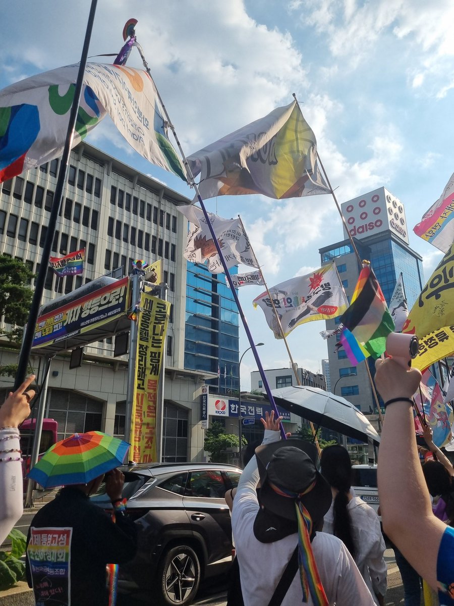 "우리는 결코 멈추지 않는다"(2025 서울퀴어문화축제 공식 슬로건) 퀴어와 노동의 연대였다. 오늘 퀴어퍼레이드 코스에 거통고 조선하청지회 고공농성장, 세종호텔 고공농성장이 포함됐다. 코스를 기획하고, 노동자와 2030 응원봉깃발을 1호차로 배정한 퍼레이드 기획단에 고마움을 전한다. 고맙습니다