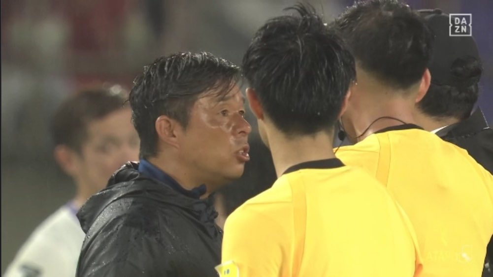 musashikosugi16's tweet image. 鹿島アントラーズVSサンフレッチェ広島
試合後審判団に抗議する鬼木監督
&
常に不利な判定と戦う鹿島アントラーズの苦悩を鬼木監督に説く鹿島サポ