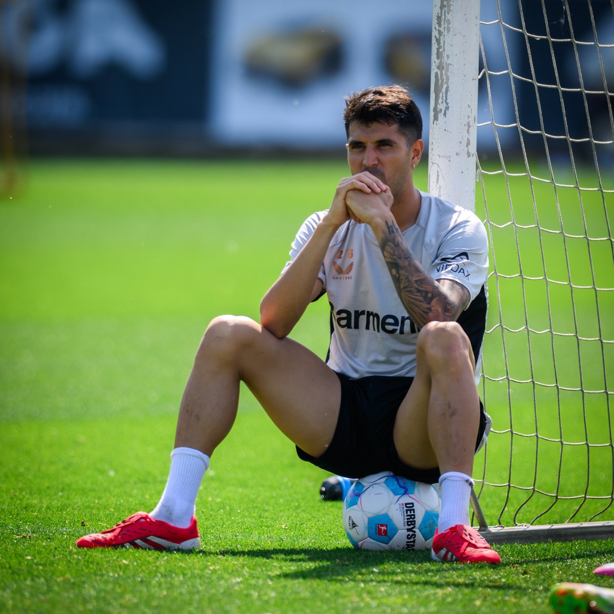Cuando son las 12 en la playa y ves el chiringuito abierto.

#SomosBayer04 🖤❤️