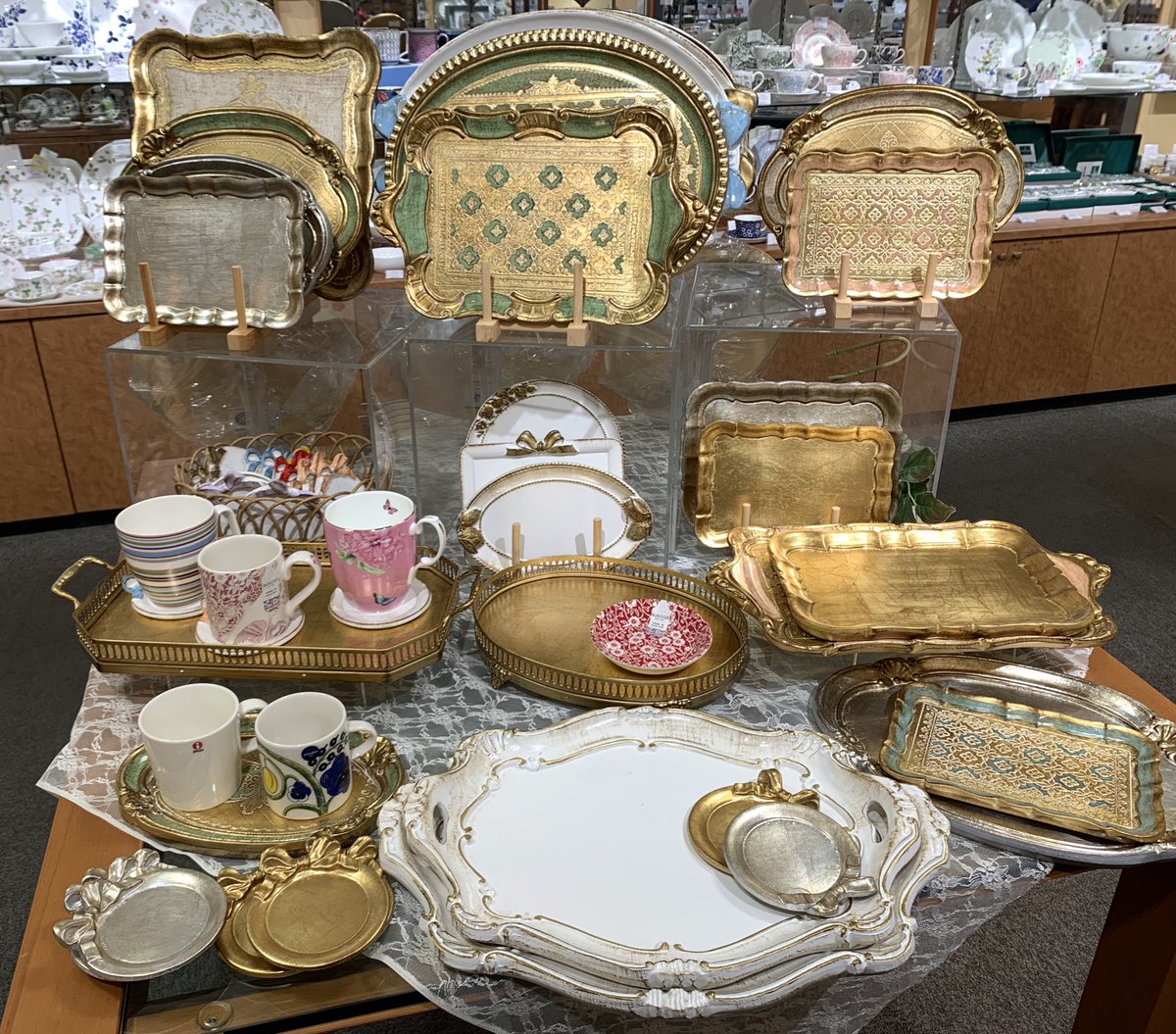 ソルディ フィレンツェ トレイ🇮🇹

2年振りの待望入荷です！👏🏻

ナプキンを敷いてロールケーキや焼き菓子などのプレートやお盆として、
またアクセサリーや小物のディスプレイにも。