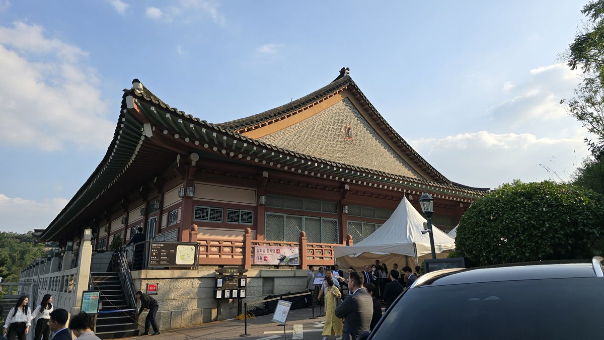 이재명 대통령님 아들 혼사가 서울 삼청각에서 있었습니다.
원외 지역위원장까지 초대해 주셔서 진심으로 고마움을 느낍니다.
제법 더웠지만, 대통령님 되시고 집안의 큰 경사입니다.
대구에선 "기대보다 잘한다"고 하던데, 진가를 몰라서 그런말이 나옵니다.
"지금보다도 더 잘 할 것"이라 확신합니다