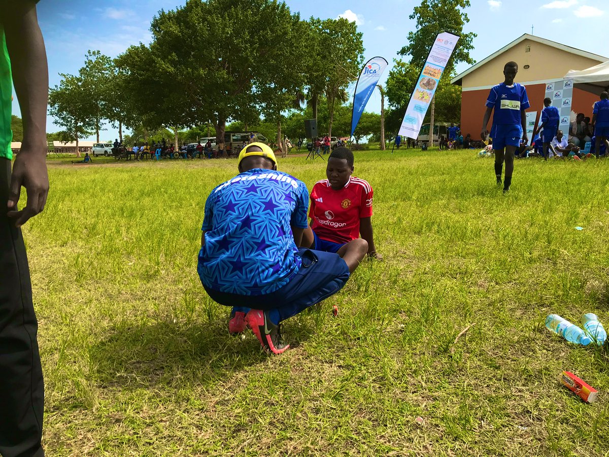 On-pitch first aid by our medic during today’s SBS event in Palorinya Refugee Settlement. ⚽🩺

Through football, we promote peaceful coexistence, empower young women, and support the resilience of both refugees and host communities. 🌍🤝 #LetsShime