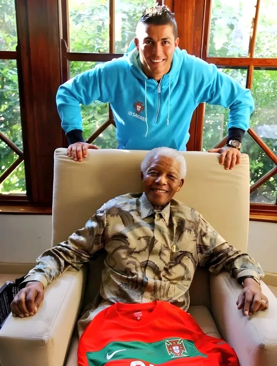 Cristiano Ronaldo with Nelson Mandela back in 2010. 🇵🇹 🇿🇦