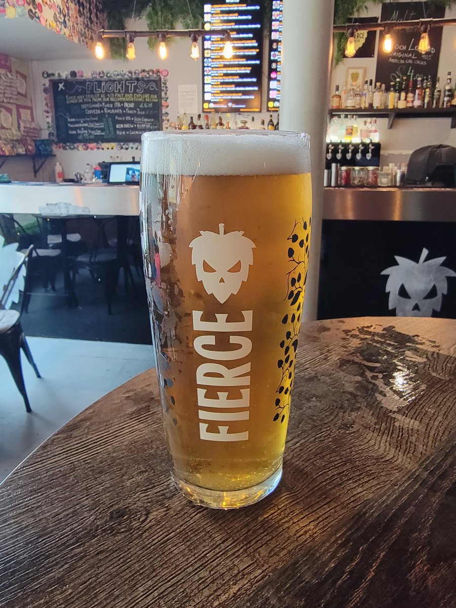 Drinking a Rush Canadian Golden Ale from <a href="/HendoBrewco/">Henderson Brewing</a> and <a href="/fiercebeer/">Fierce Beer</a>. Very enjoyable indeed.

<a href="/BeerStoreDude/">Don Redmond</a> you had any of Hendersons stuff?