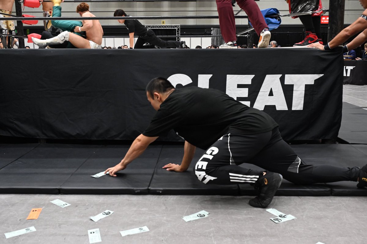 CIMAさんが足でピッてやってるの見て
すかさず自分が拾い集める練習生くん👏🏻
先輩のことちゃんと見てるの賢い👏🏻

#GLEAT
#ところでお名前なんて言うのかな？