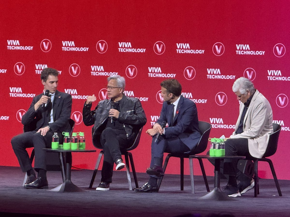 Masahiro039's tweet image. Viva Tech 1日目 最後のアジェンダ

マクロン大統領、NVIDIA CEO ジェンスン・フアン、Mistral AI CEO アーサー・メンシュ、Emeritus Chairmanモーリス・レヴィのセッションでした。

マクロン大統領が遅れたため、最初の30分はマクロン大統領無しでスタートしました。

ジェンスン・フアン…