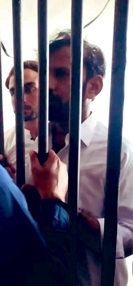 هڪ قيد مان ڇٽان ٿو، ٻئي بند ۾ پوان،

ارباب ڀيل ڪاله حيدرآباد جيل مان آزاد ٿيو ته دادو ٿاڻي واڙيو ويو، وڪيل سان ملاقات،