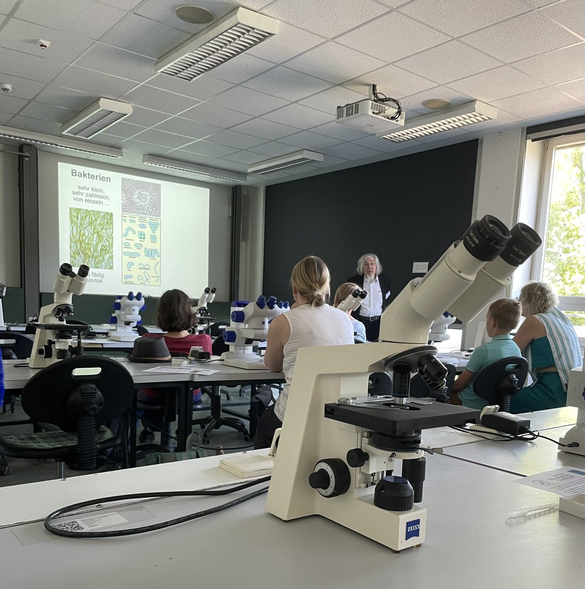 Abenteuer: Im Rahmen der „Langen Tage der Stadtnatur“ in Berlin veranstaltet „meine“ Berliner Mikroskopische Gesellschaft Workshops für Jugendliche und Erwachsene. Gerade gibt Prof. Hausmann eine Einführung in das Leben im Wassertropfen.