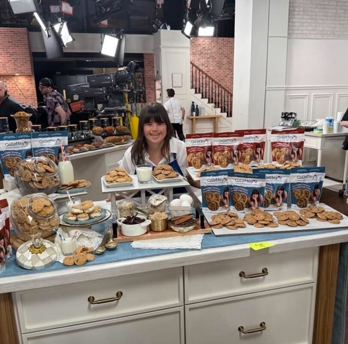 🇺🇲 Alors que personne ne voulait l’embaucher en raison de son handicap, Collette Divitto, atteinte de trisomie 21, est aujourd’hui à la tête de sa propre entreprise ! Elle a transformé sa passion pour la pâtisserie en un véritable succès en créant Collettey’s Cookies, une société