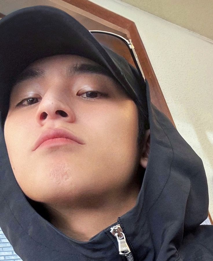 The beginning of something new? Or crossing paths again?
(campus life)

Kim Mingyu local au