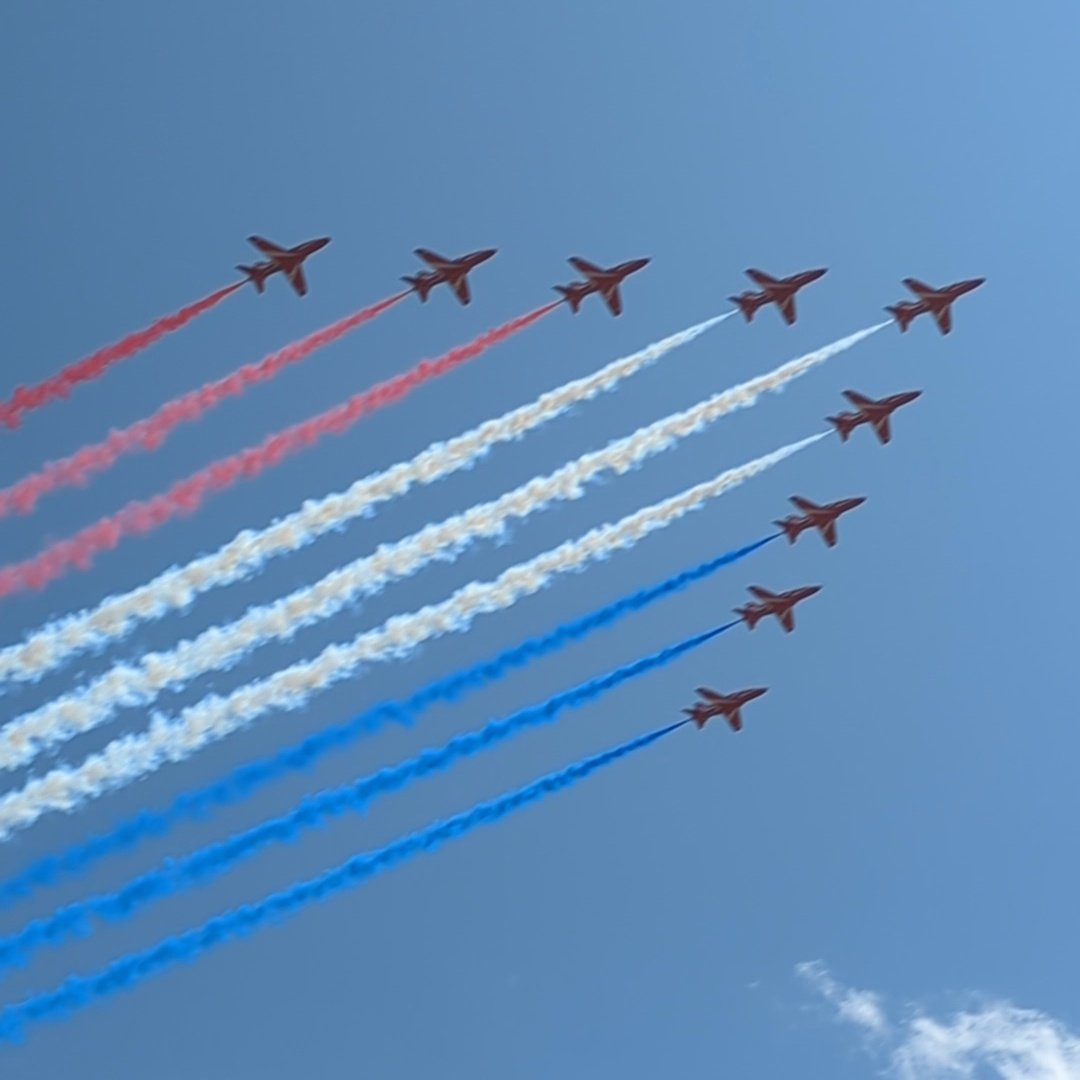 Mark Arby (@markarby) on Twitter photo Red Arrows fly past today.
#redarrows #TroopingTheColour Red Arrows fly past today.
#redarrows #TroopingTheColour